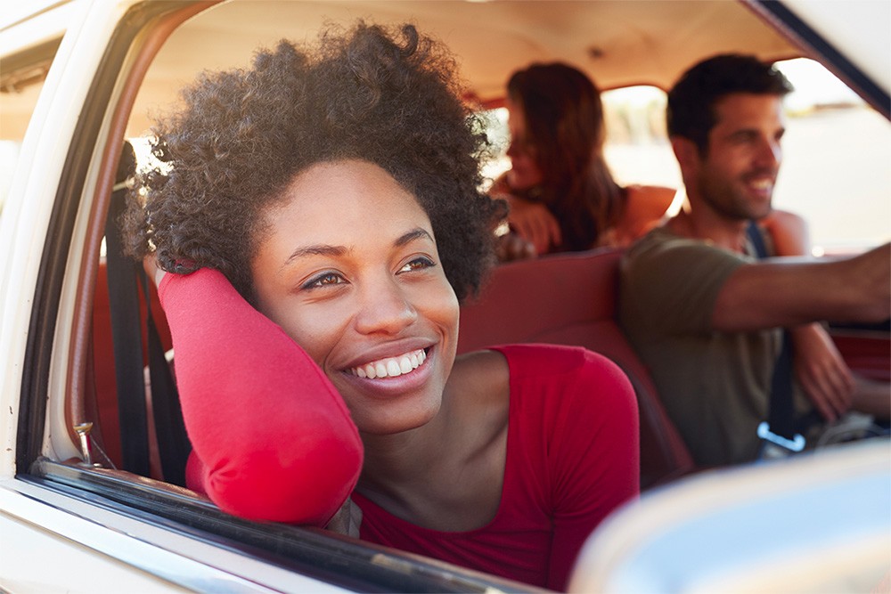 Des femmes heureuses en voiture en voyage. Photo ID 99965013 © Monkey Business Images | Dreamstime.com